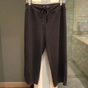 Moret Ultra cropped sweatpants. Drawstring waistband.